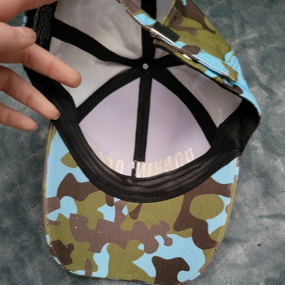 MAC COSMETICS Hat Rocking Rebel - Picture 5 of 5